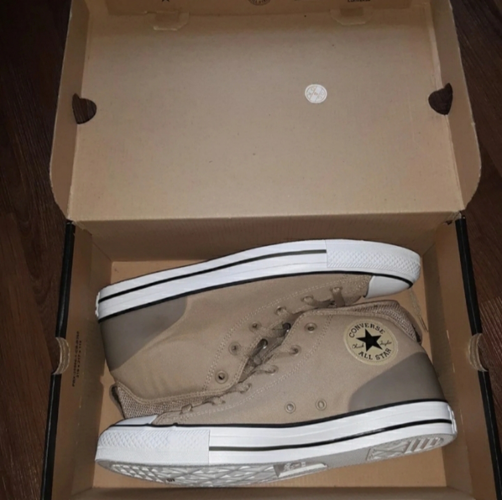 New Unisex Converse shoes